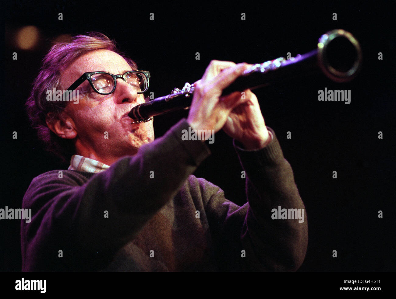 Woody Allen toca el clarinete Foto de stock