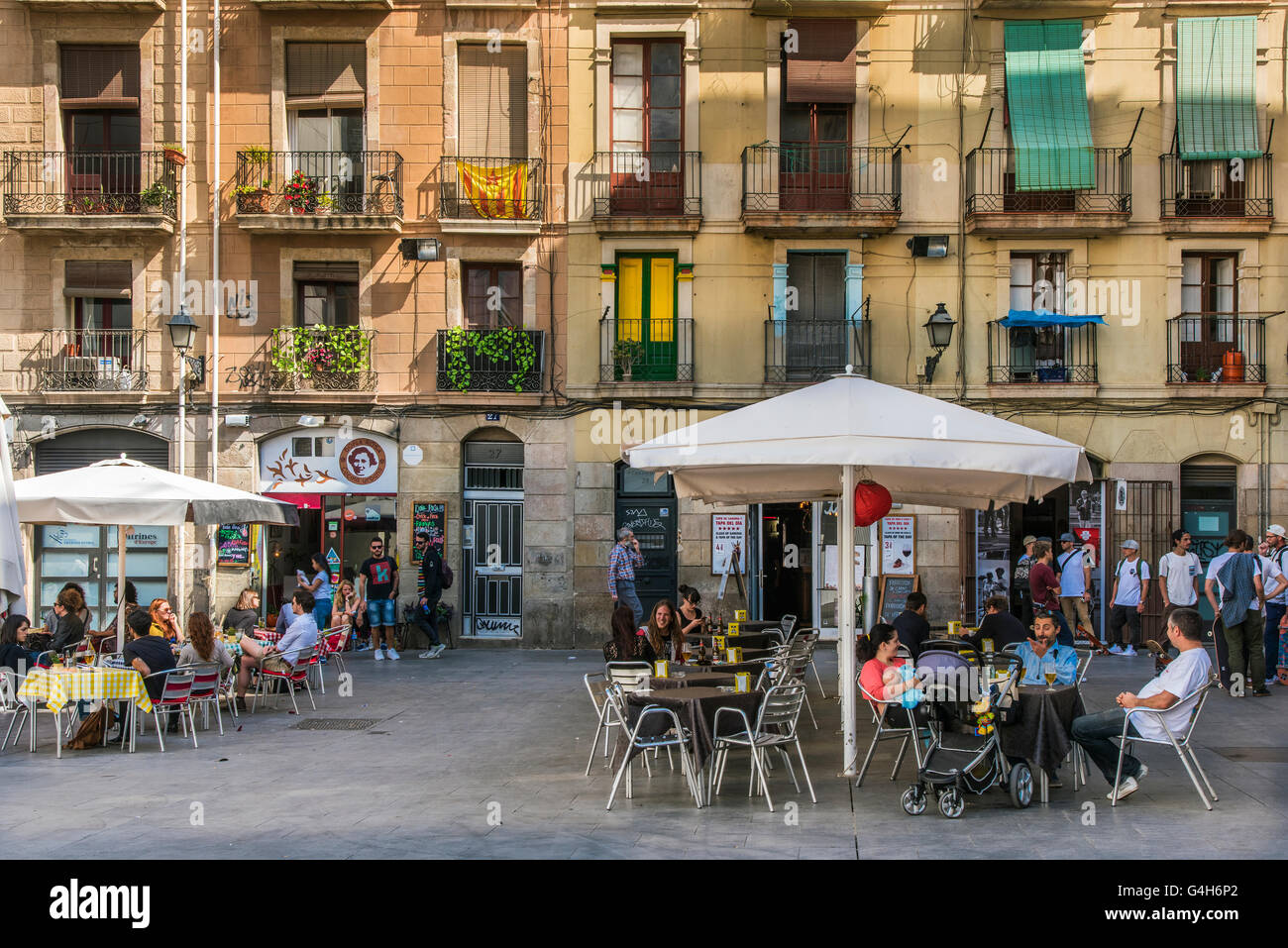Café al aire libre en el Raval, Barcelona, Cataluña, España Foto de stock
