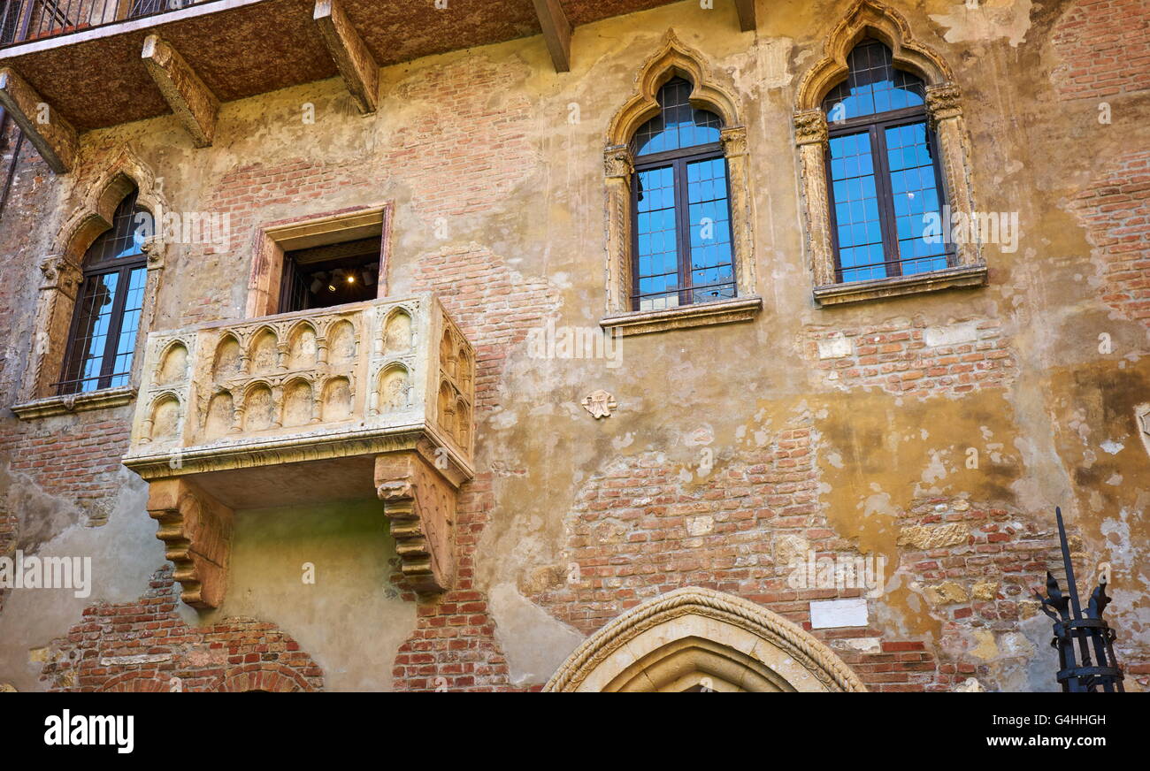 Balcón de Romeo y Julieta, la Casa di Giulietta, la vieja ciudad de Verona, Región de Véneto, Italia Foto de stock