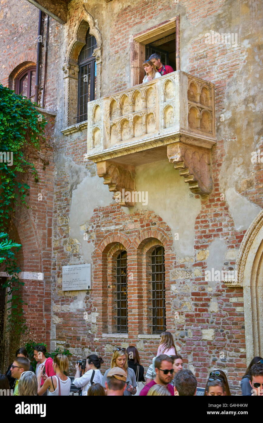 Balcón de Romeo y Julieta, la vieja ciudad de Verona, Región de Véneto, Italia Foto de stock