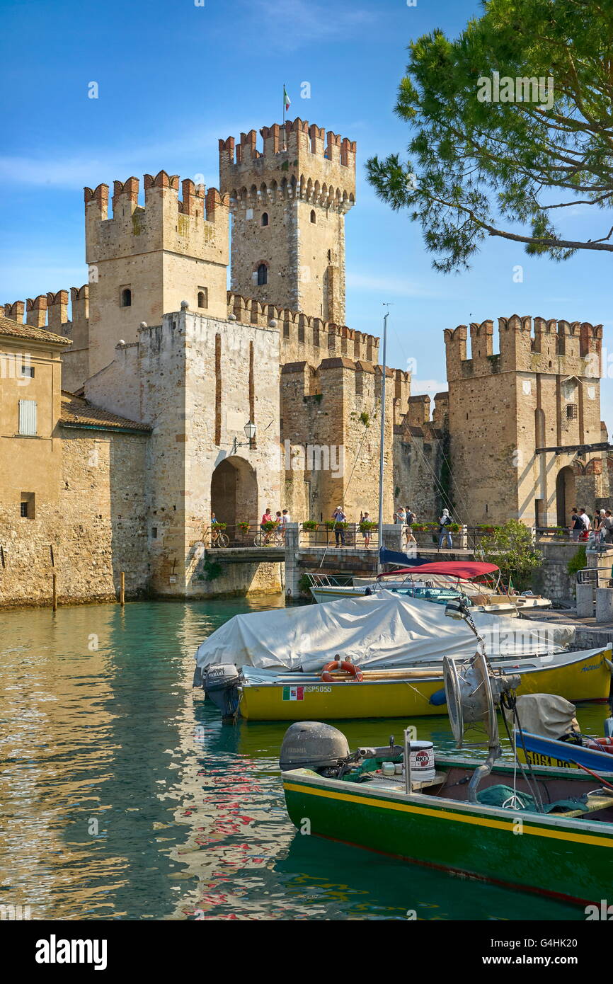 Castillo Scaliger, Sirmione, Lago de Garda, Lombardía, Italia Foto de stock