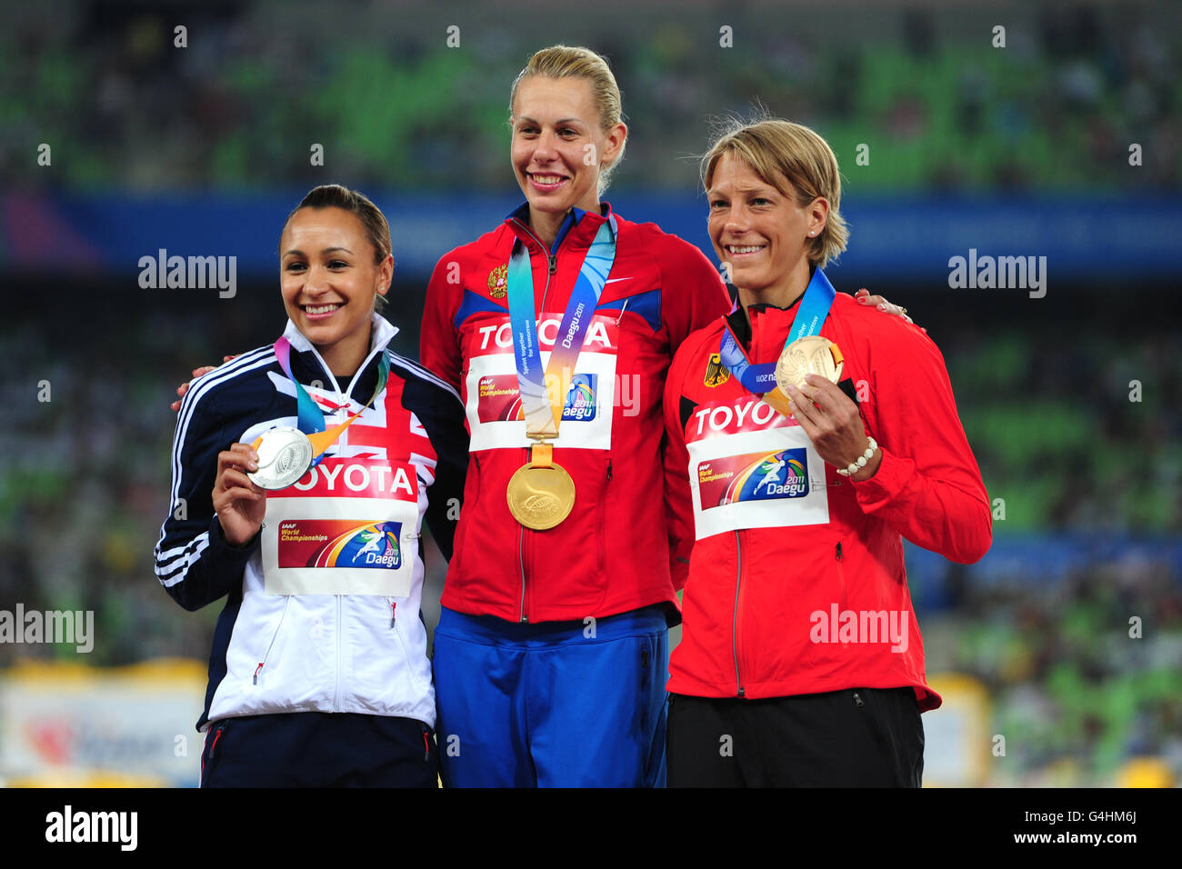 Jessica Ennis (izquierda) de Gran Bretaña, Tatyana Chernova (centro) de Rusia y Jennifer Oeser de Alemania (derecha), posan con sus medallas de plata, oro y bronce para el Heptatlón de las Mujeres Foto de stock