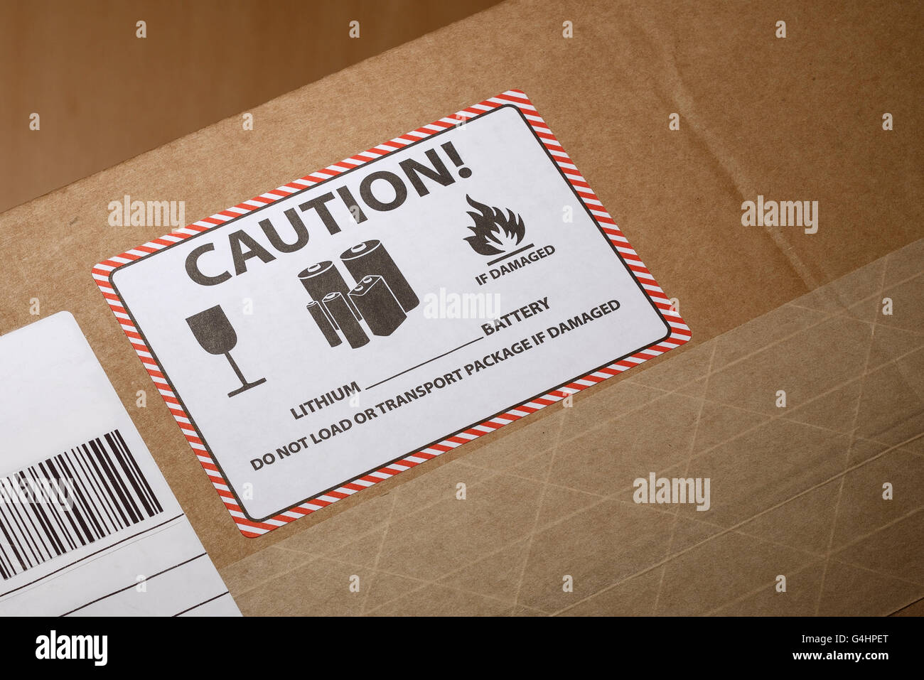 Una etiqueta de advertencia sobre un cuadro que indica una batería de litio está dentro Foto de stock
