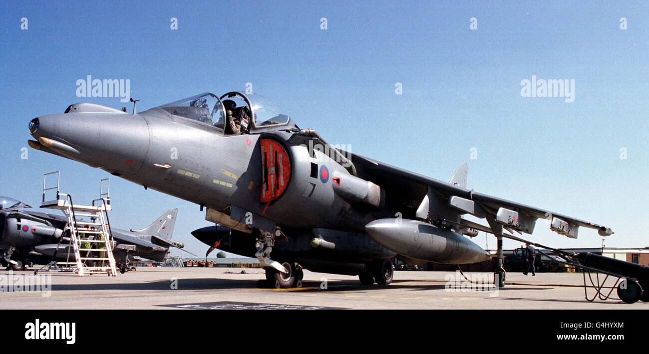 Uno de los cuatro aviones de combate RAF Harrier GR 7 se prepara para despegar de Raf Wittering, hoy (domingo), para unirse a las Fuerzas de la OTAN en el sur de Italia mientras continúa la crisis de Kosovo. Foto de Andy Weekes/PISCINA. Ver GUERRA Harriers. Foto de stock