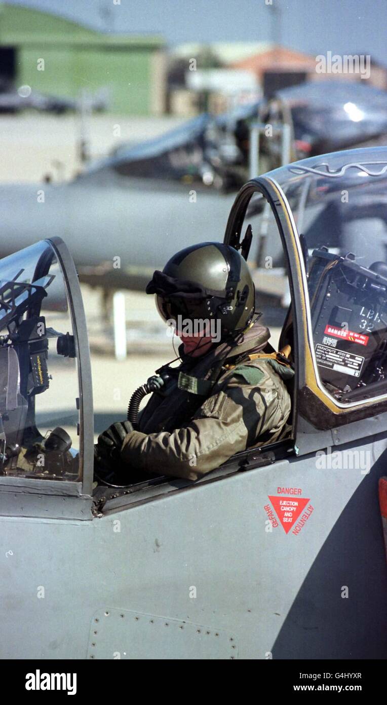 Uno de los cuatro aviones de combate RAF Harrier GR 7 se prepara para despegar de Raf Wittering, para unirse a las Fuerzas de la OTAN en el sur de Italia mientras continúa la crisis de Kosovo. Foto de stock