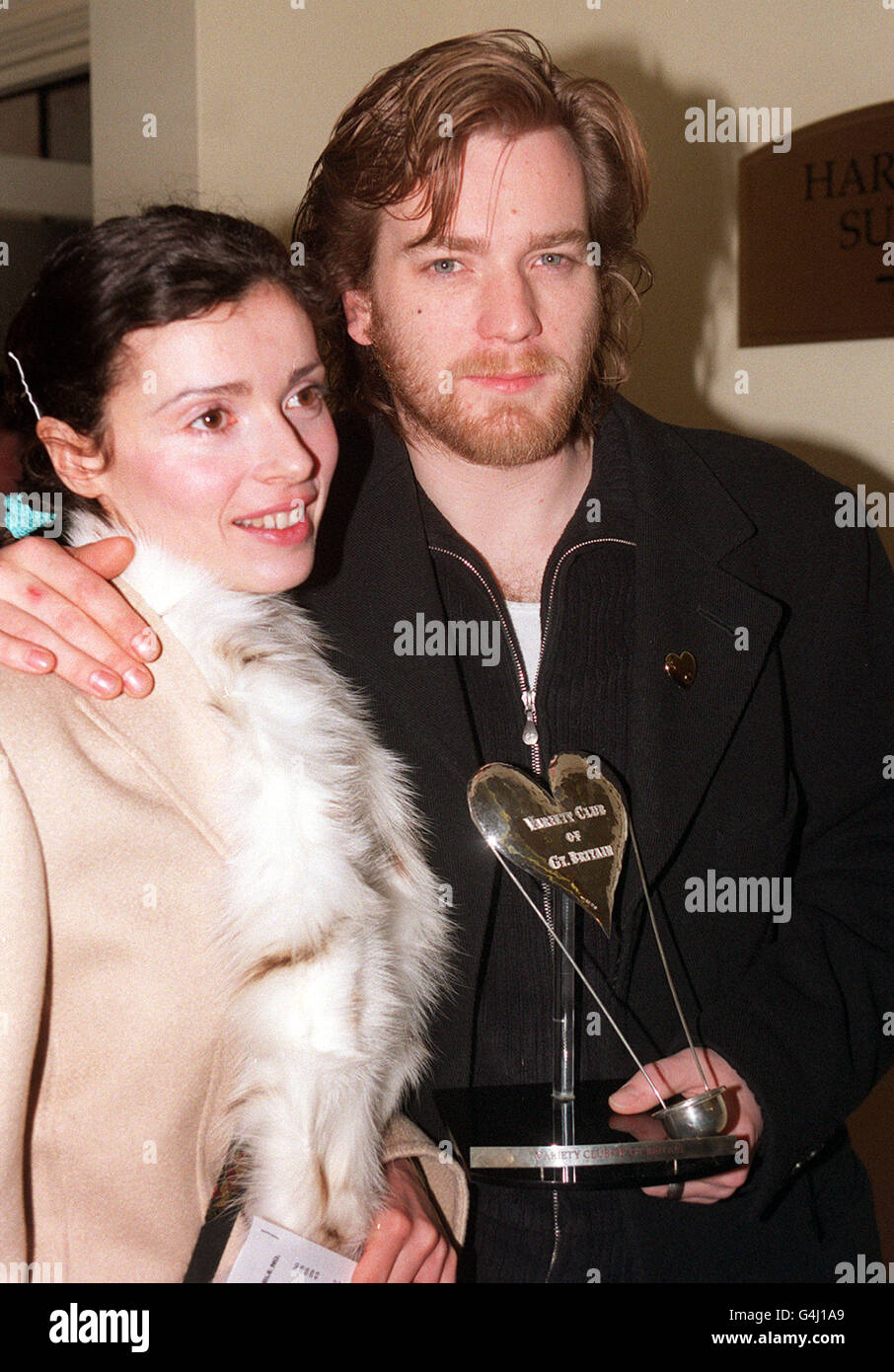 Ewan McGregor y su esposa Eve posan para los medios con su premio de actor de cine de 1998 que ganó en la ceremonia de los premios Variety Club Showbusiness de 47th en el hotel Hilton de Londres. Foto de stock