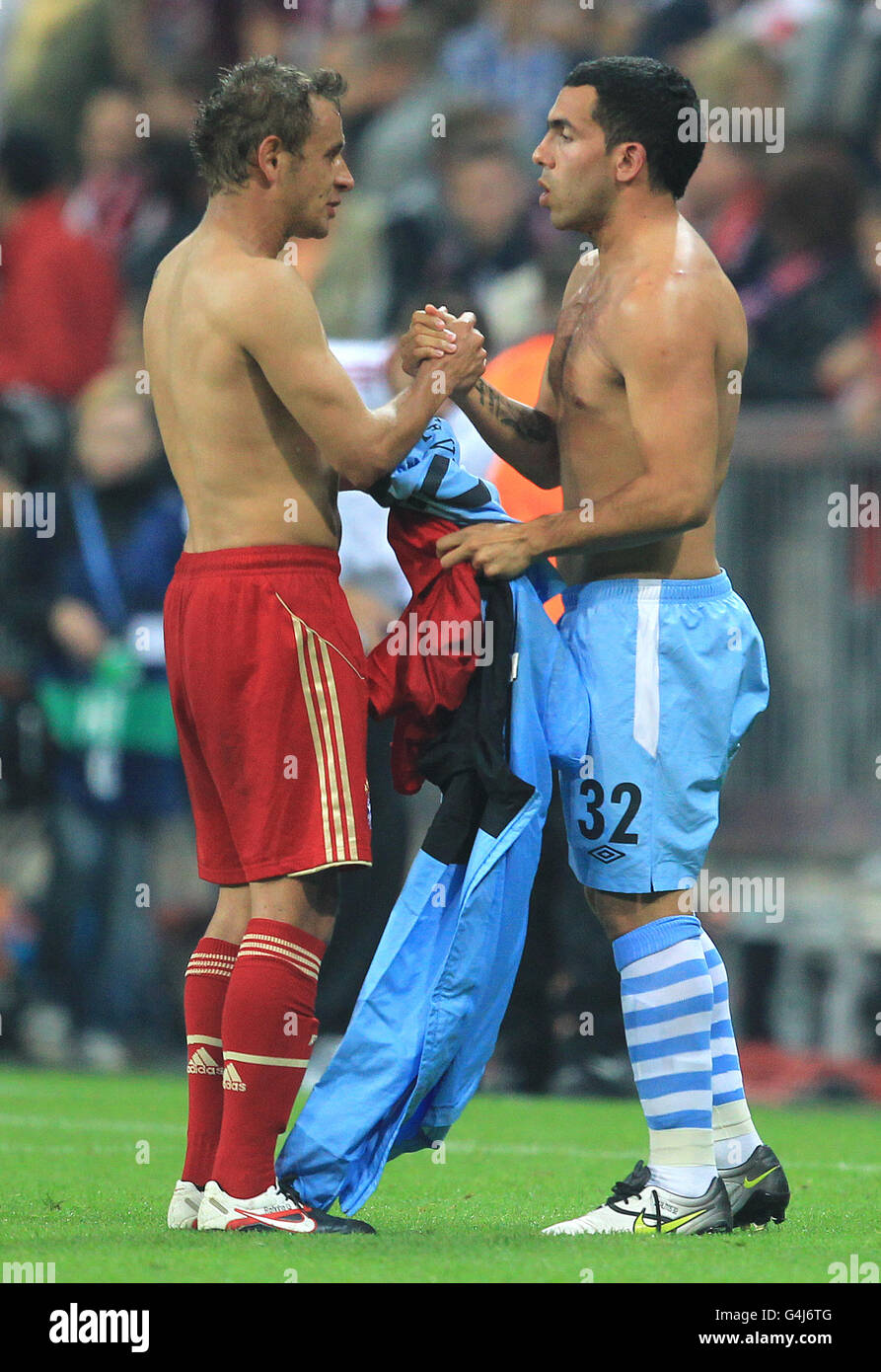 Carlos Tevez (derecha) de Manchester City intercambia camisas con Bayern  Munich Camisetas de intercambio Rafinha Fotografía de stock - Alamy