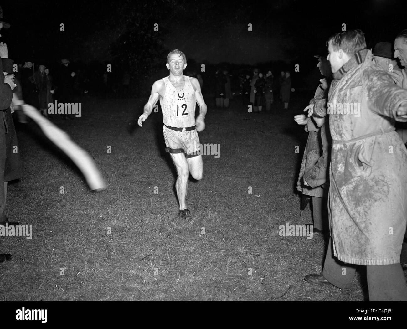 Chris Chataway (Oxford) terminó primero en la carrera de campo cruzado Oxford contra Cambridge celebrada en Wimbledon Common. Foto de stock