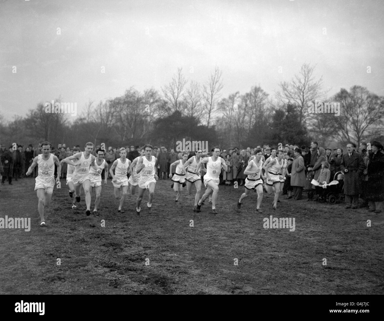 El inicio de la carrera de Oxford contra Cambridge Inter-Varsity Cross-Country Race, celebrada en Roehampton, Londres. Foto de stock