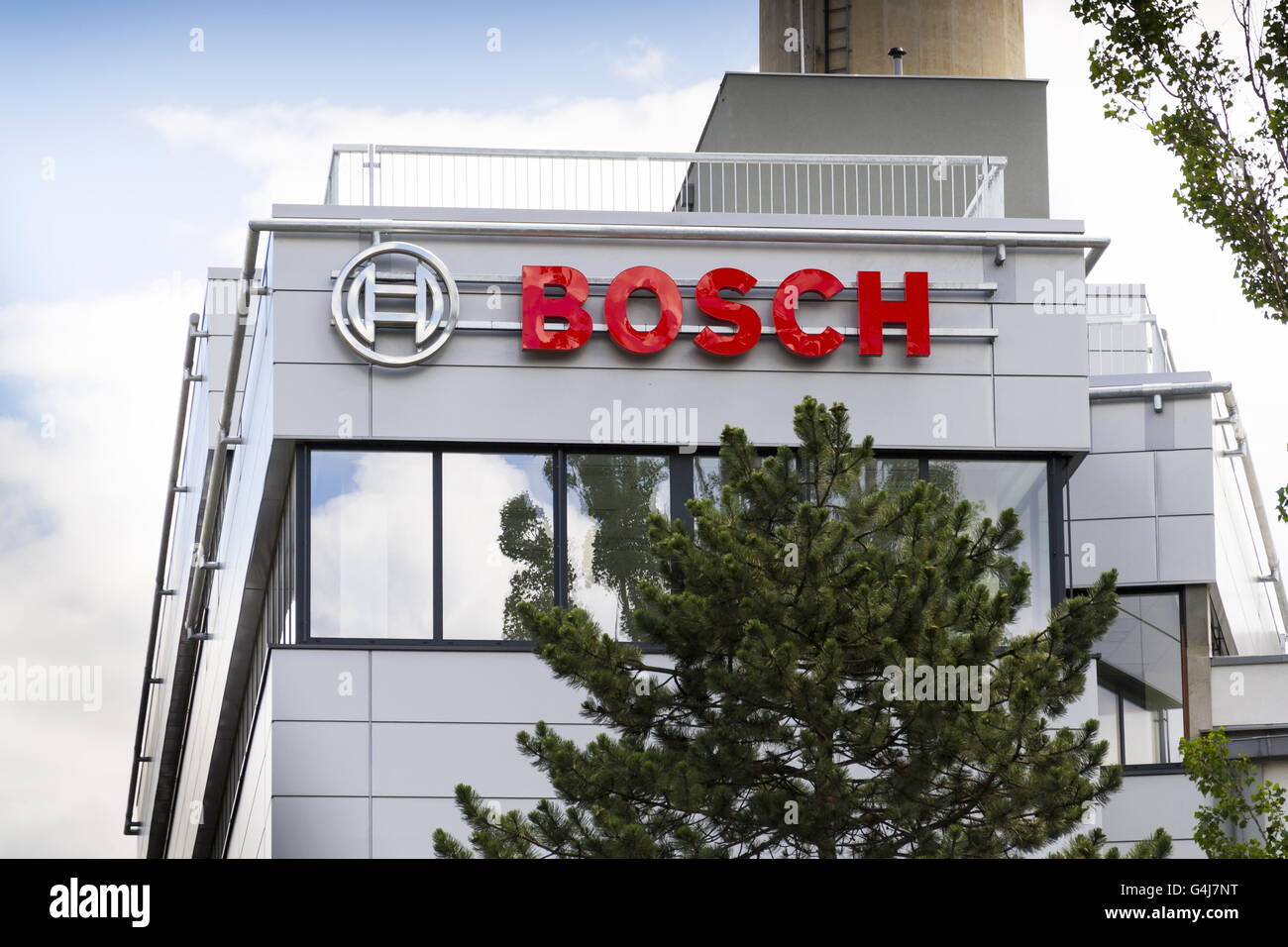 Logotipo de Bosch en la construcción de la nueva sede checa el 18 de junio de 2016 en Praga, República Checa. Foto de stock