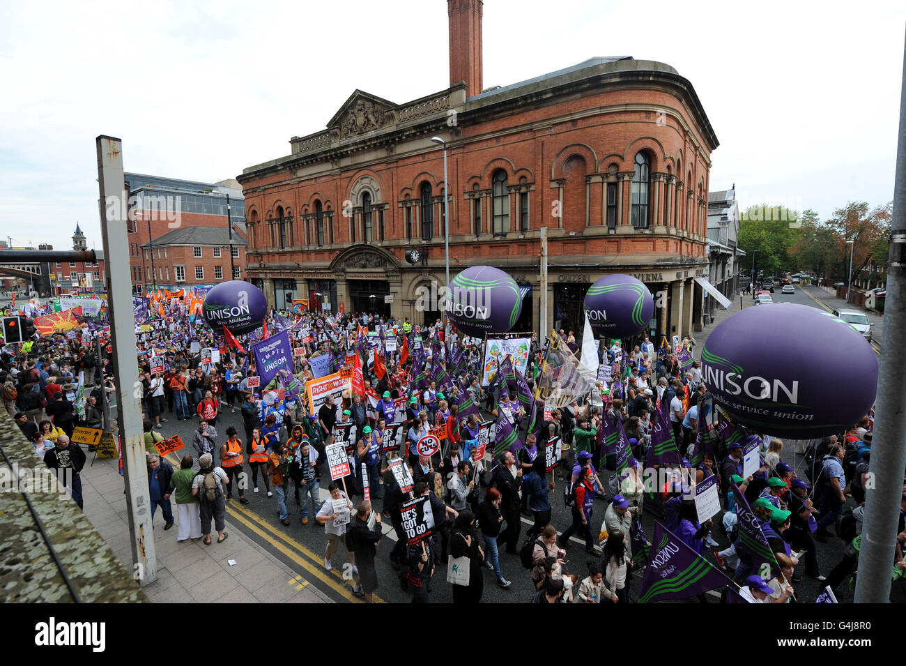 RETRANSMITIDA MEJORA DE LA CALIDAD los manifestantes toman parte en una marcha por Manchester donde la conferencia del Partido Conservador de hoy se abre en la ciudad. Foto de stock