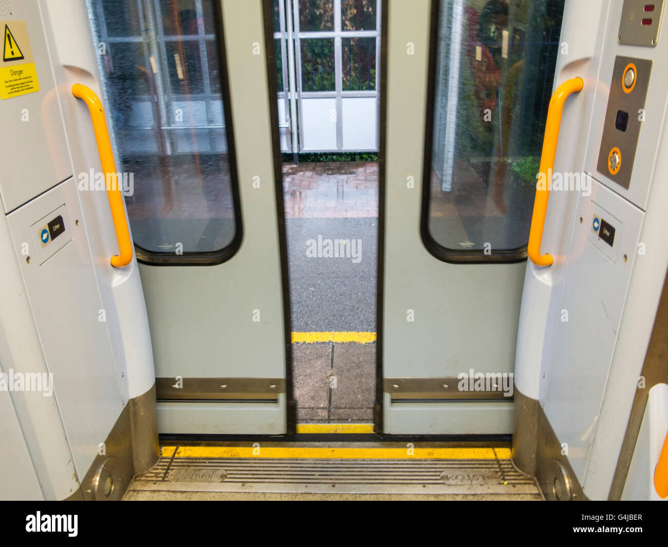 Puertas de tren fotografías e imágenes de alta resolución - Alamy