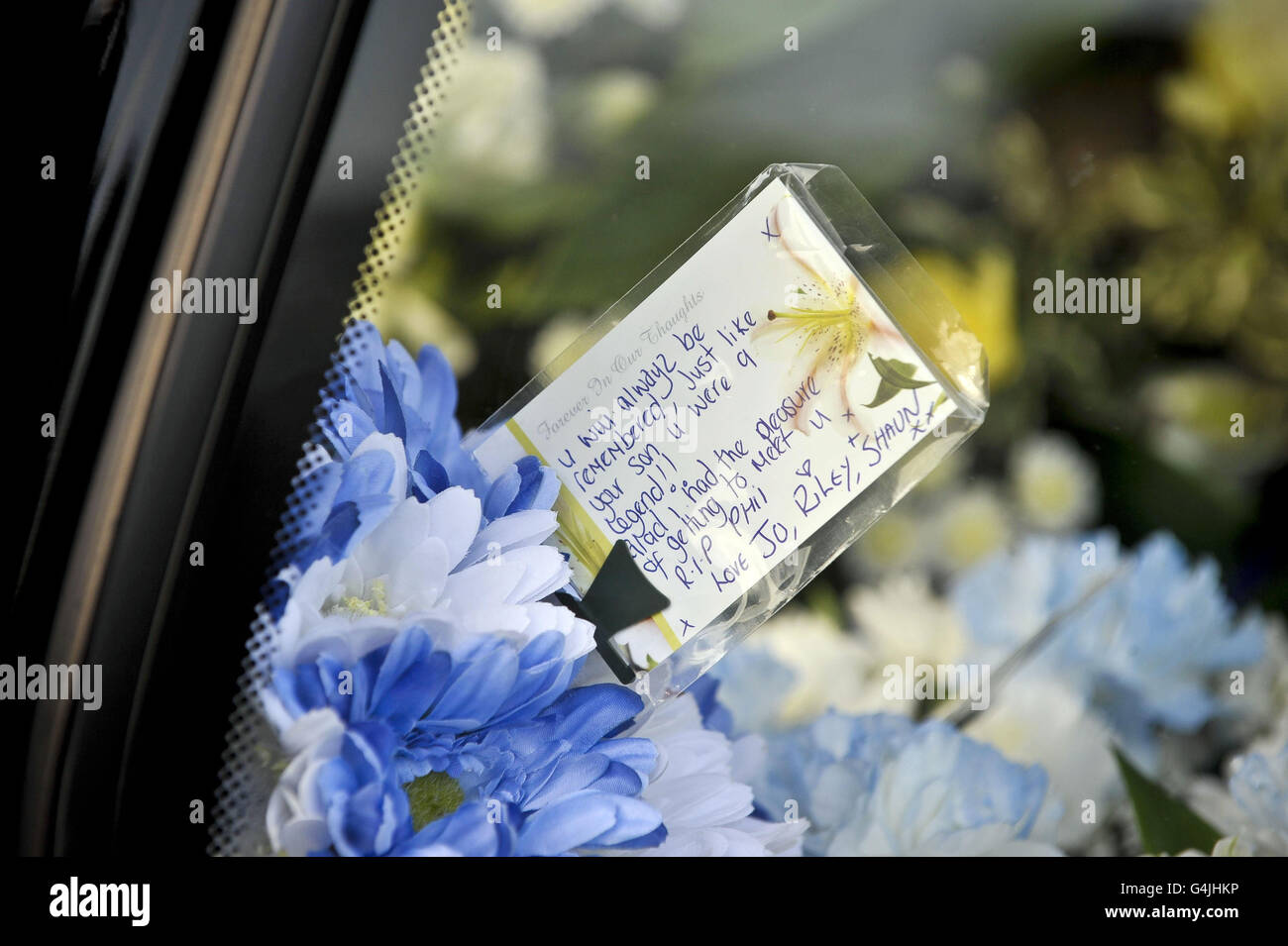 Una tarjeta de homenaje floral para siempre en nuestra memoria que aparece en el interior del corazón después de la ceremonia funeraria de cremación de Phillip Hill en Margam Crematorium, Port Talbot, Gales. Foto de stock