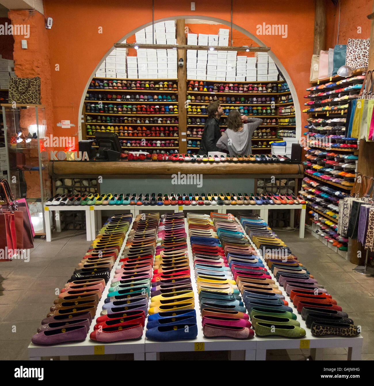 Una tienda de zapatos, en Barcelona, España. Colores brillantes y una gran  pantalla tentar a los clientes en esta calle zapatería Fotografía de stock  - Alamy