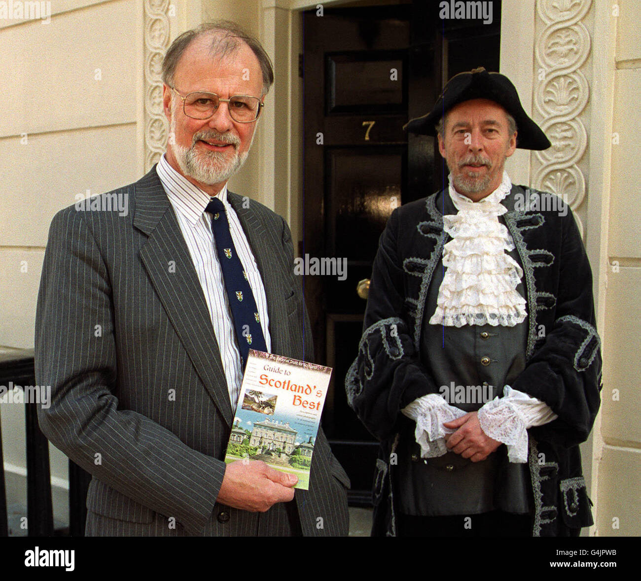 Trevor Croft, Director del National Trust for Scotland (L) y Andrew Dallmeyer, vestidos como el arquitecto de Charlotte Square Robert Adam, en Londres, antes de una reunión para actualizar los proyectos y actividades de NTS en 1999 y 2000. * el proyecto más grande es la restauración de cinco edificios en Charlotte Square, Edimburgo, diseñado por Robert Adam, que ahora forman parte de un sitio de patrimonio mundial. Foto de stock