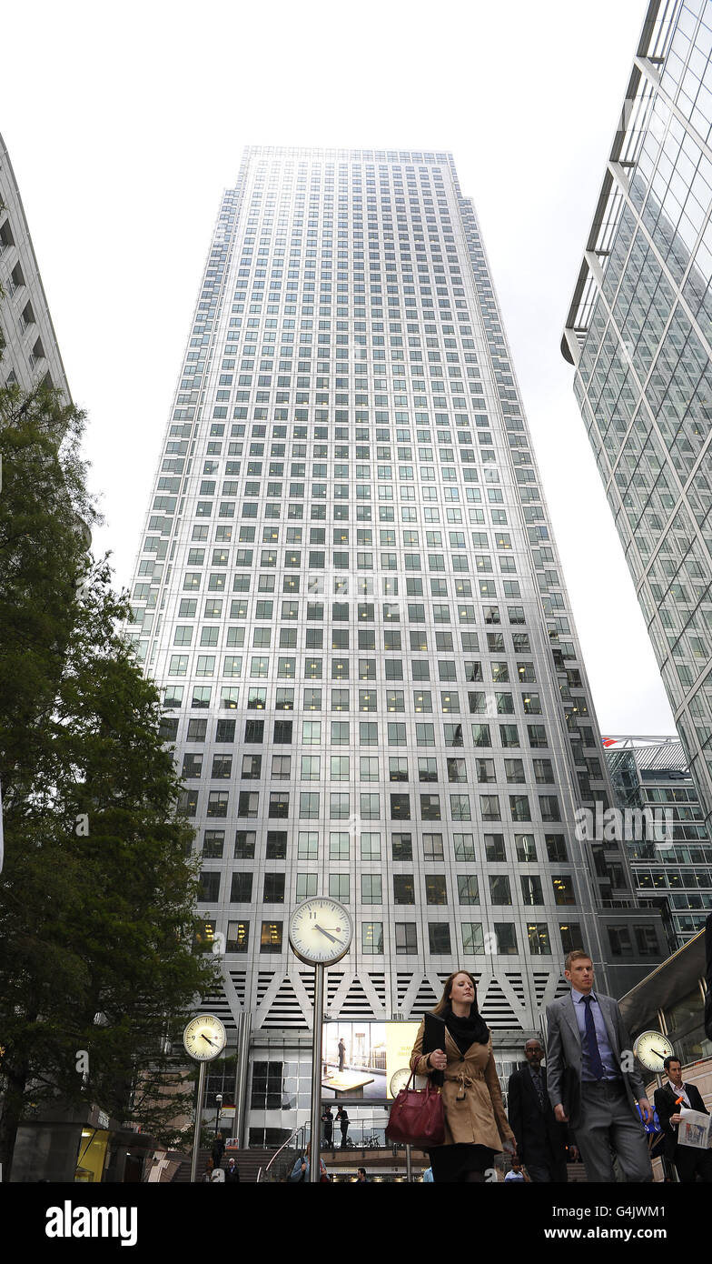 Una visión general de Canary Wharf en el este de Londres, cuando los mercados mundiales se desplomaron después de que los temores de una recesión mundial se reavivaron debido a una perspectiva sombría del banco central estadounidense. Foto de stock