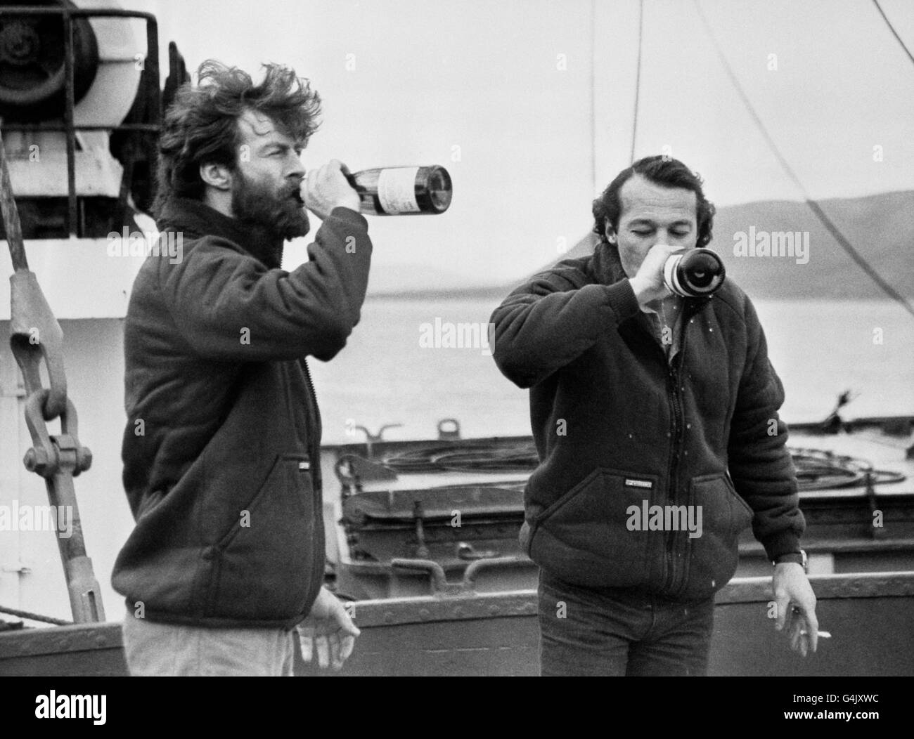 Sir Ranulph Fiennes (l) y Charles Burton (r) reciben una bebida de  celebración mientras pisan terreno firme en Longyearbyen, Spitzbergen,  Noruega, para el comienzo del fin de su épica expedición alrededor del