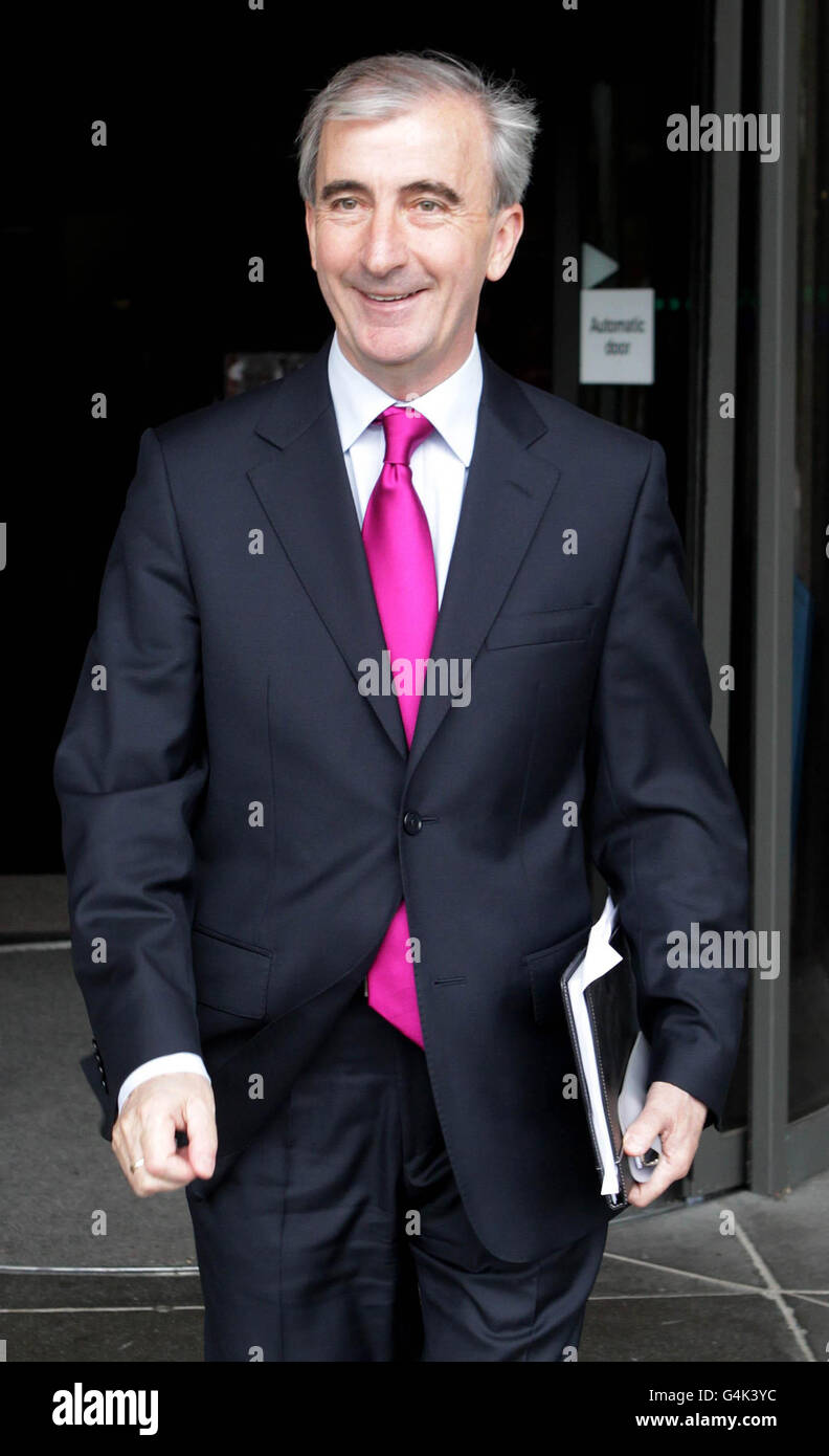 El candidato presidencial Gay Mitchell deja los estudios RTE en Dublín esta tarde. Foto de stock