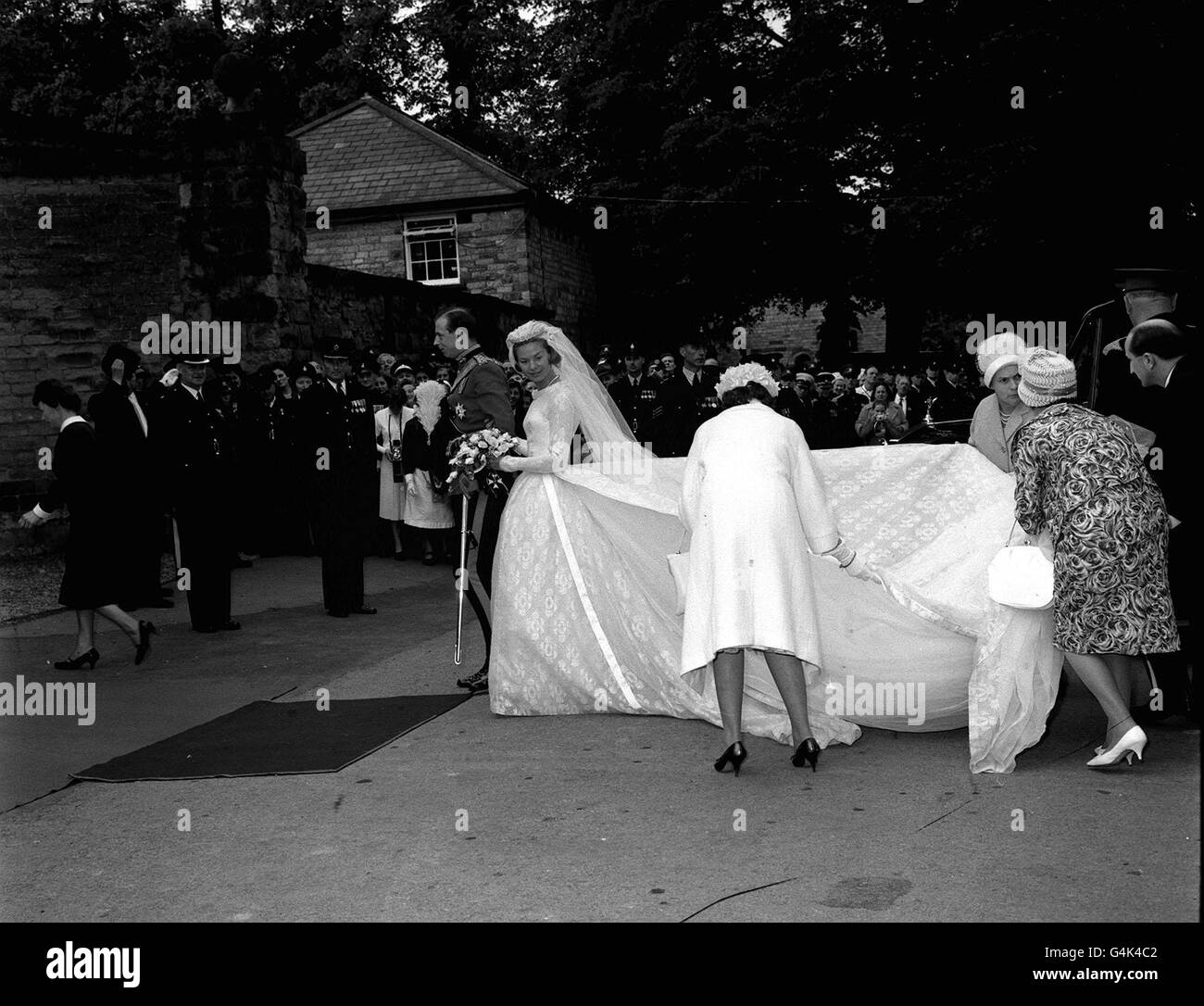 La duquesa de Kent (Katharine Worsley) con su novio, el duque de Kent, mientras que su tren se ajusta a su llegada a Hovingham Hall, después de su ceremonia de boda en York Minster. Foto de stock