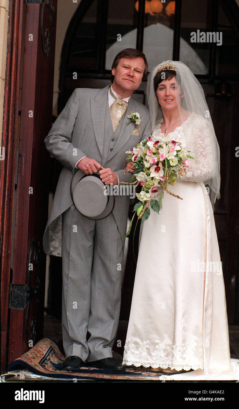 La controvertida pareja de Coronation Street Roy y la transexual Hayley,  interpretadas por David Neilson y Julie Hesmondhalgh, durante la filmación  de su escena de bodas en Manchester Fotografía de stock -