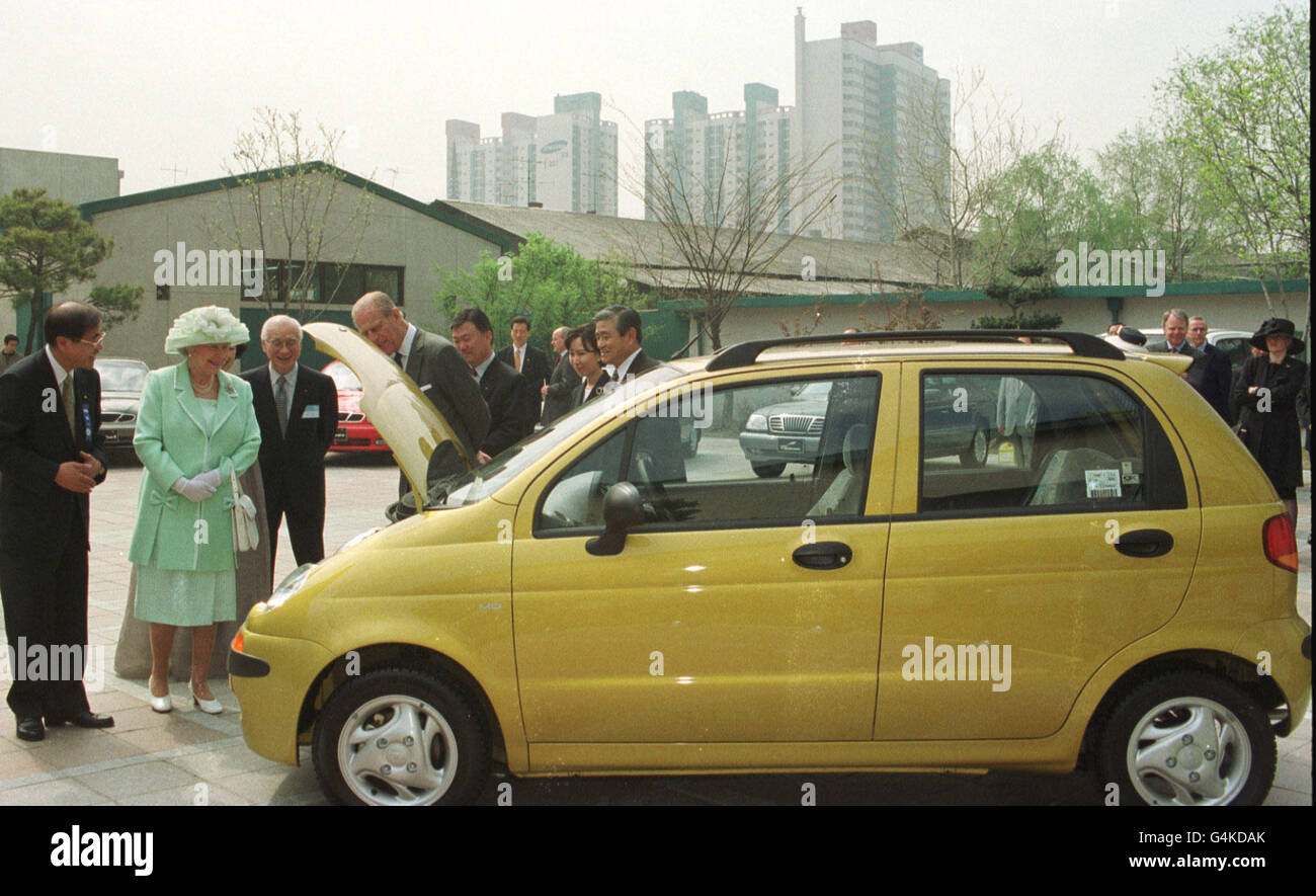 La Reina y el Duque de Edimburgo (4 ª izquierda) se muestran un Daewoo Matiz, actualmente el coche más popular en Corea del Sur, en una planta de fabricación de automóviles Daewoo en Seúl en el segundo día de la visita del estado del monarca británico a Corea del Sur. Foto de stock