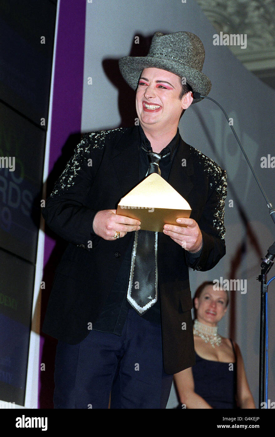 El icono de los 80 Boy George, ex cantante de la banda 'Culture Club,  sonríe mientras entrega un premio en los Sony Radio Awards celebrados en el  Grosvenor House Hotel en Londres