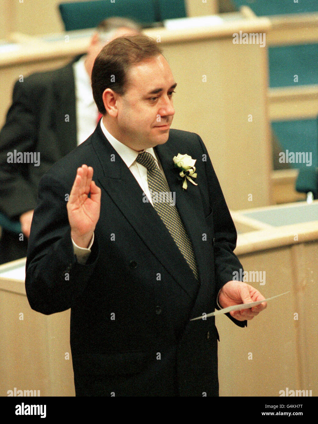 El líder del SNP, Alex Salmond, se injuró en el primer día del Parlamento Escocés en Edimburgo. Foto de stock