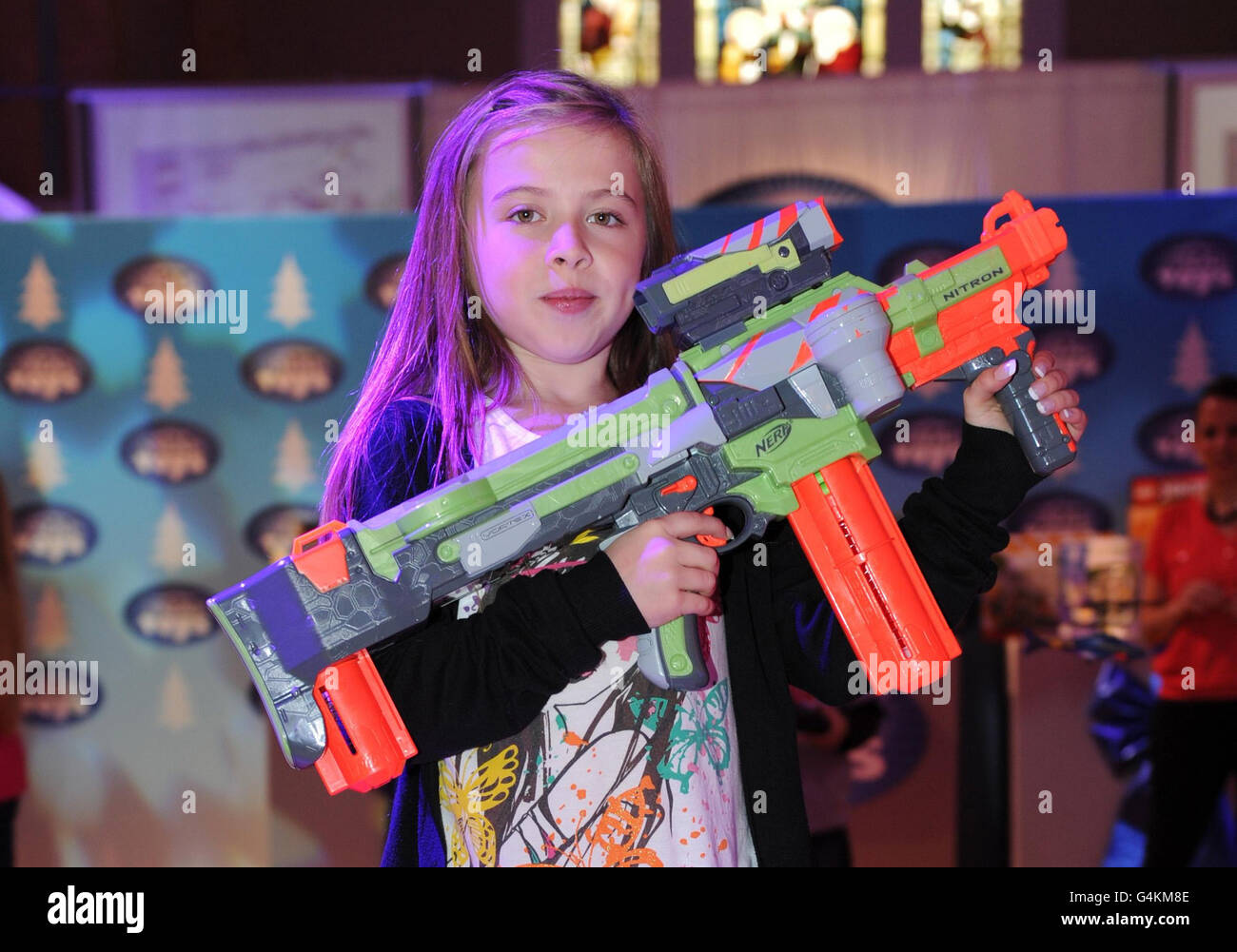 Olivia, de 11 años de Watford, se posa con el Nerf Vortex Nitron Blaster,  uno de
