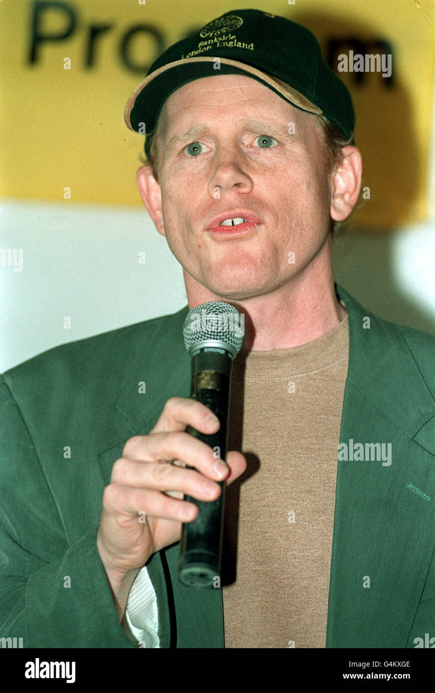 El director Ron Howard da una conferencia de prensa en el Pabellón Americano durante el Festival de Cine de Cannes 1999. Foto de stock