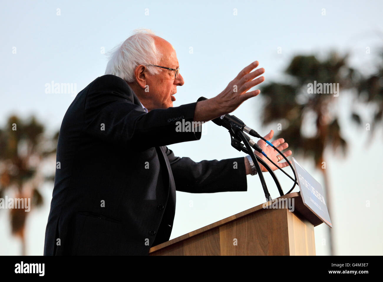El candidato presidencial Bernie Sanders mítines partidarios en Santa Monica, CA Foto de stock