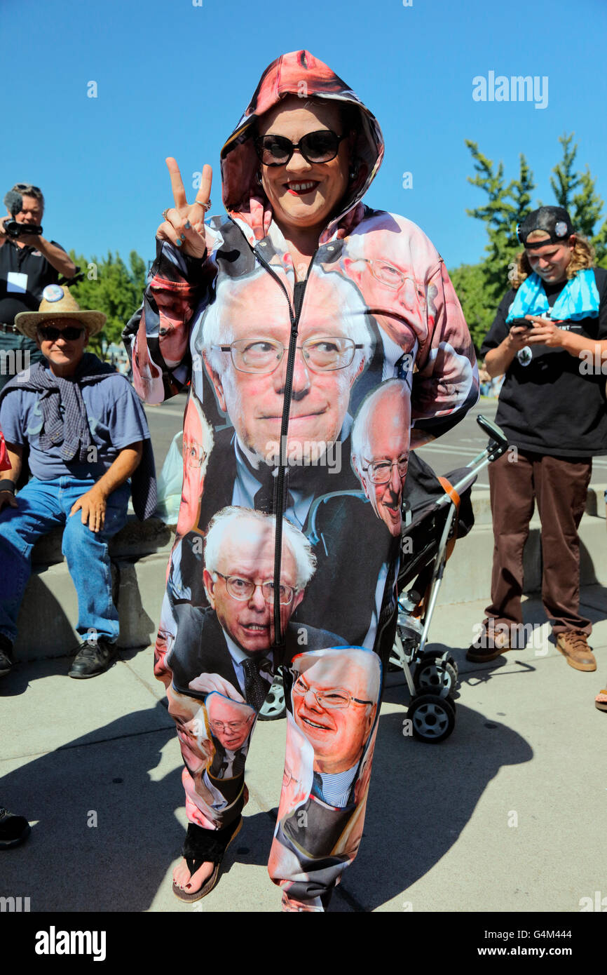 Partidario de Bernie Sanders en Rally presidencial, Modesto, CA Foto de stock