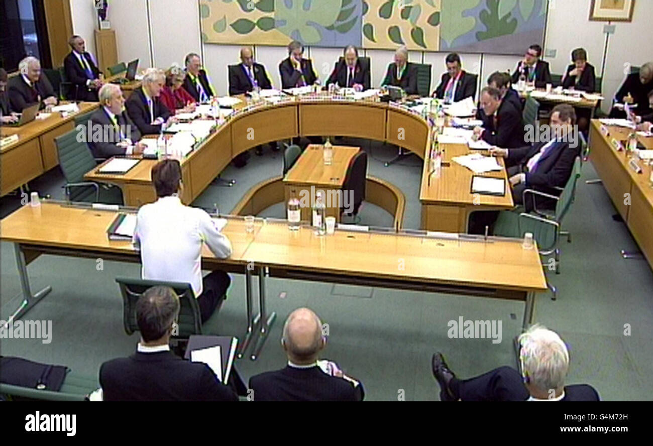 El primer Ministro David Cameron responde a las preguntas sobre la Gran Sociedad al Comité de enlace de la Cámara de los comunes, Portcullis House, Londres. Foto de stock