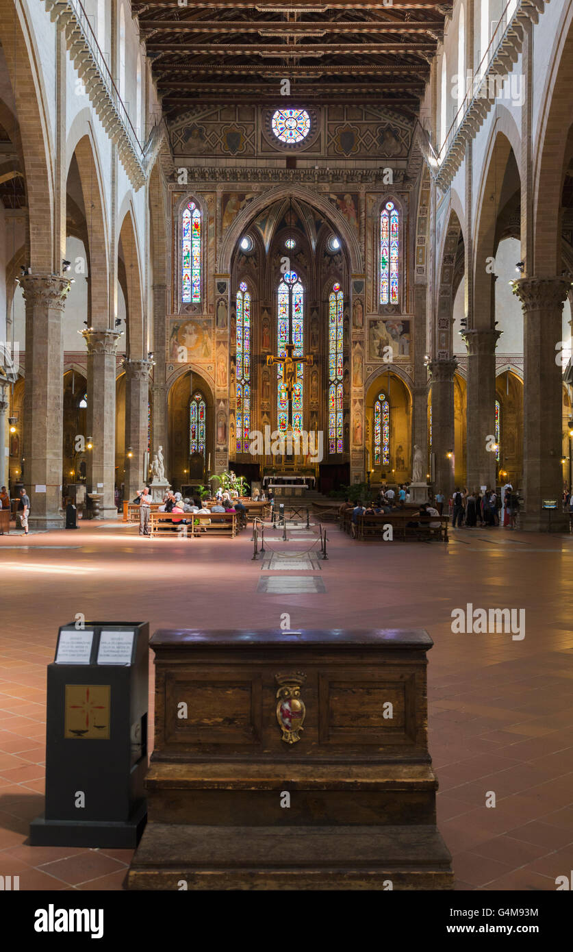 Florencia, Toscana, Italia. La Basílica de la Santa Croce. Ver a lo largo de la nave al altar. Foto de stock