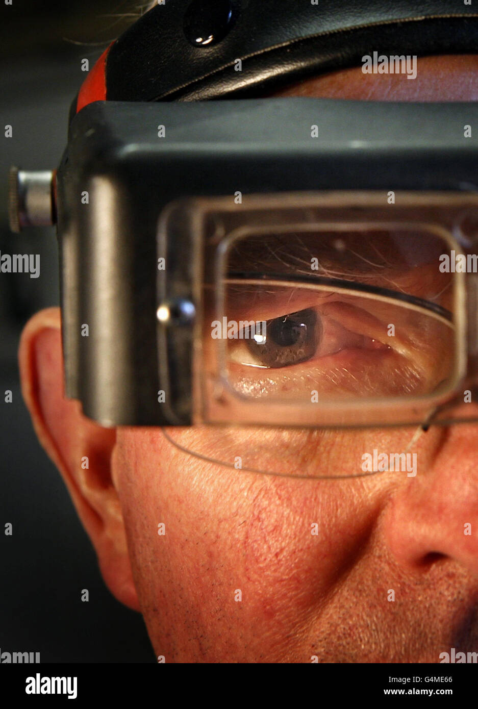El ex violonchelista de la Royal Philharmonic Orchestra David Edwards está  representado con gafas de aumento en su taller en Edimburgo. David ha  producido un violín de casa de £1000 muñecas y