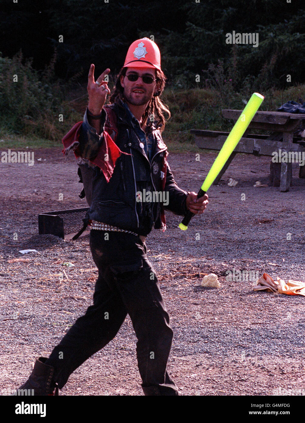 Hippy 'Police Officer' en su golpe en el sitio de Hippy Camp en Kerry cerca de Newtown, Gales Central. Foto de stock