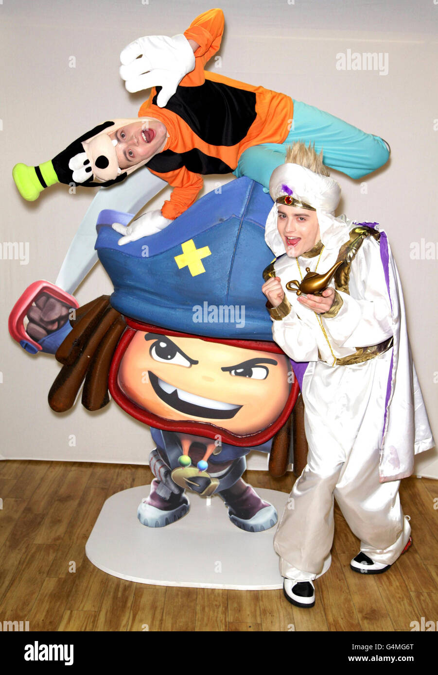 Jedward suit up como Goofy y Aladdin en Hamleys en el centro de Londres para el lanzamiento de Disney Universe el videojuego. Foto de stock