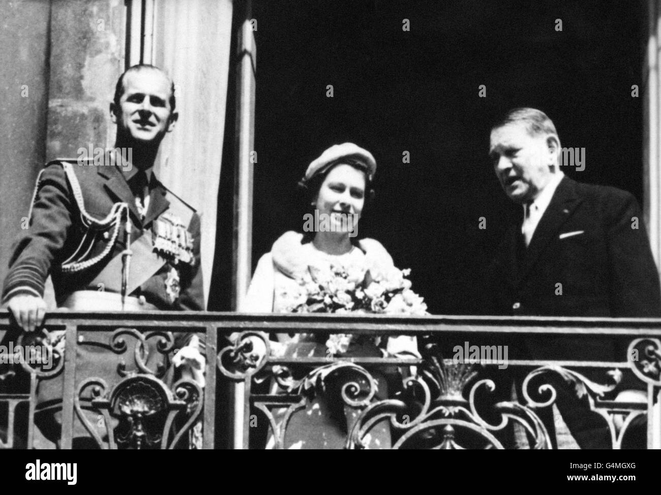La reina Isabel II con el duque de Edimburgo, a la izquierda, y el presidente René Coty en el balcón del Palacio del Elíseo Foto de stock