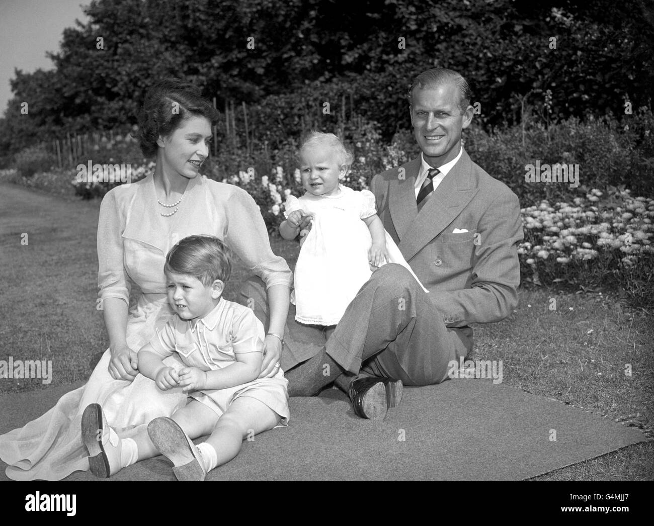La princesa Ana con su padre, el duque de Edimburgo, la princesa Isabel, y el príncipe Carlos, en los terrenos de Clarence House, su residencia en Londres. Foto de stock