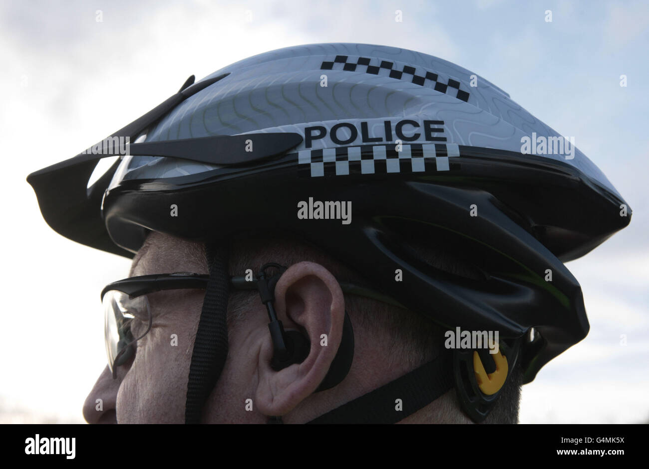 Casco de bicicleta de policía en la comisaría de policía de Glenrothes, Fife, Escocia. Foto de stock