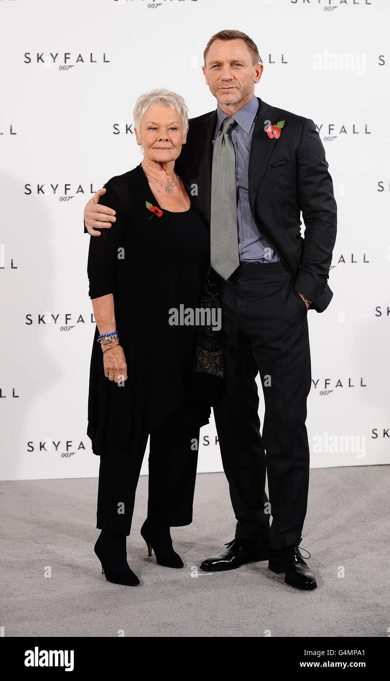 Álbum de fotos de James Bond Skyfall - Londres. Dame Judi Dench y Daniel  Craig en un álbum de fotos para la nueva película de James Bond Skyfall, en  Londres Fotografía de