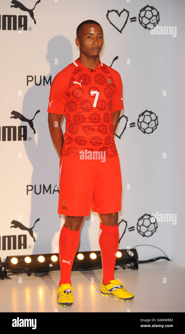 Fútbol - PUMA Afro Football Kit Unveilling - Design Museum. Samuel Eto'o de Camerún durante la presentación de la equipación fútbol PUMA en el Design Museum, Londres Fotografía de stock -
