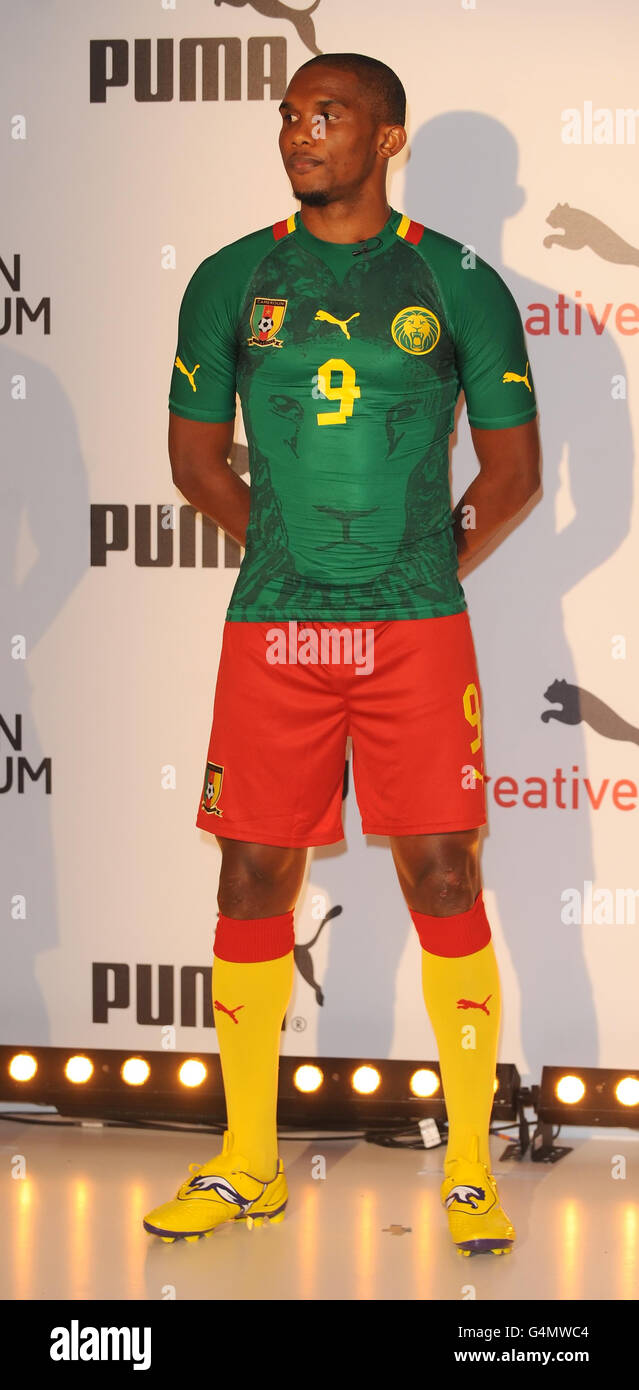 Fútbol - PUMA Afro Football Kit Unveilling - Design Museum. Samuel Eto'o de Camerún durante la presentación de la equipación fútbol PUMA en el Design Museum, Londres Fotografía de stock -