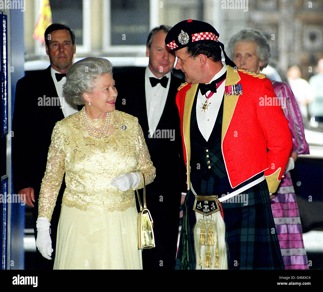 La Reina es recibida por el General David Thomson (a la derecha) en la puerta de las Salas de Asamblea en Edimburgo cuando llegó para la cena Argyll y Sutherland Highlanders. Foto de stock