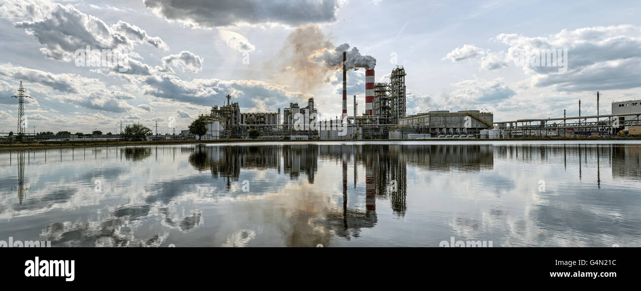 Panorama la refinería en un día soleado. HDR (alto rango dinámico Foto de stock