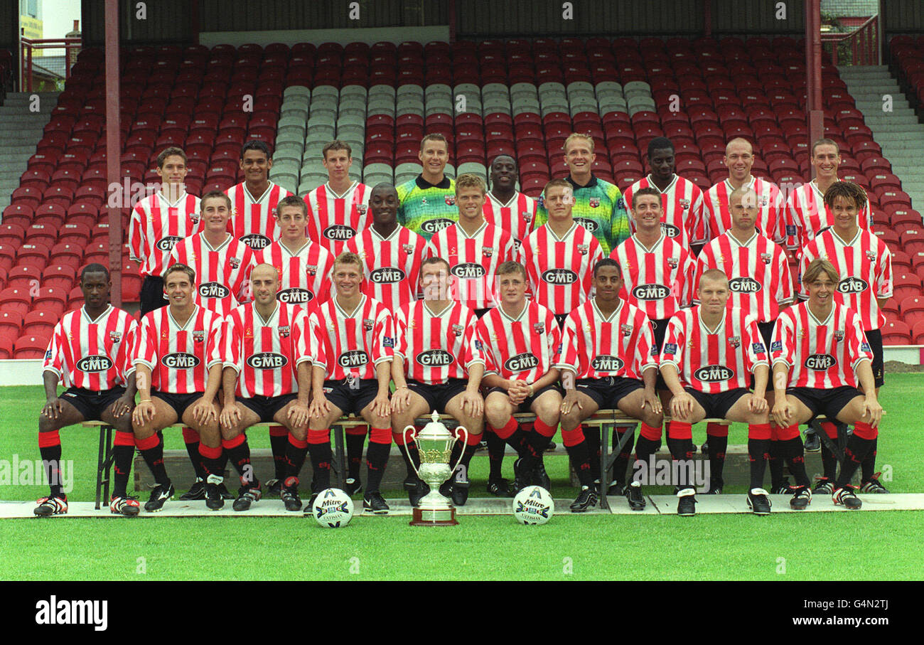 Fotografía de grupo del equipo de segunda división Brentford FC en Griffin Park Foto de stock