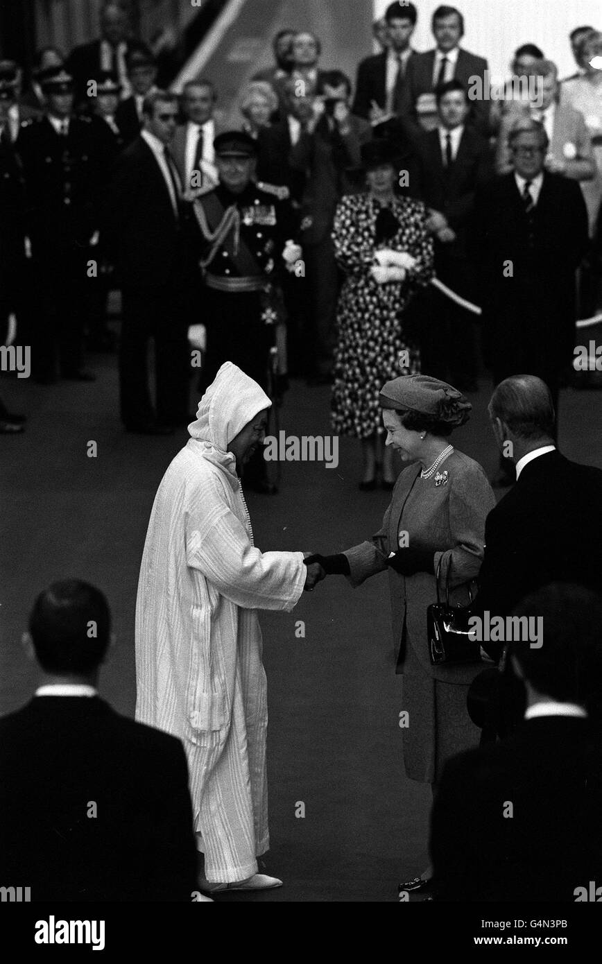 El rey Hassan II de Marruecos es recibido por la reina Isabel II y el
