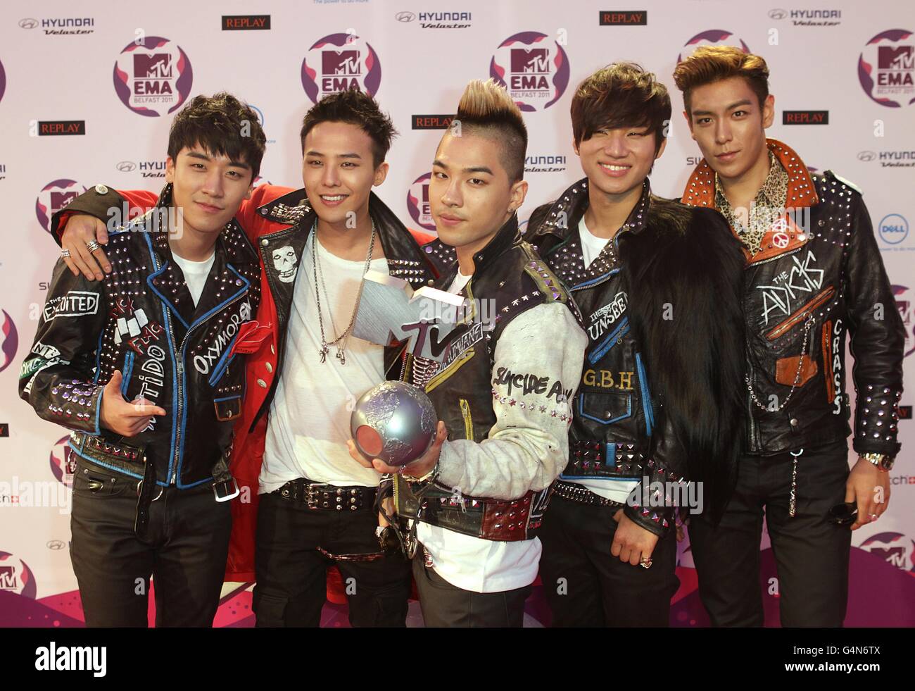 Seungri, G-Dragon, Taeyang, T.O.P y Daesung de la banda sudcoreana Big Bang en la sala de prensa en los MTV Europe Music Awards 2011 en el Odyssey Arena, Belfast. Foto de stock