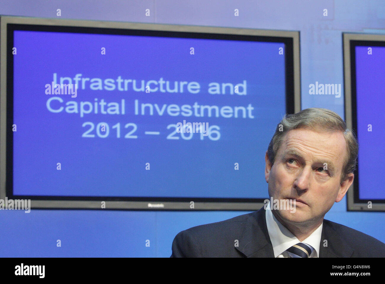 Taoiseach Enda Kenny durante una reunión informativa de prensa sobre el programa 2012/16 de Infraestructura e Inversión de Capital de los gobiernos en los edificios gubernamentales de Dublín. Foto de stock