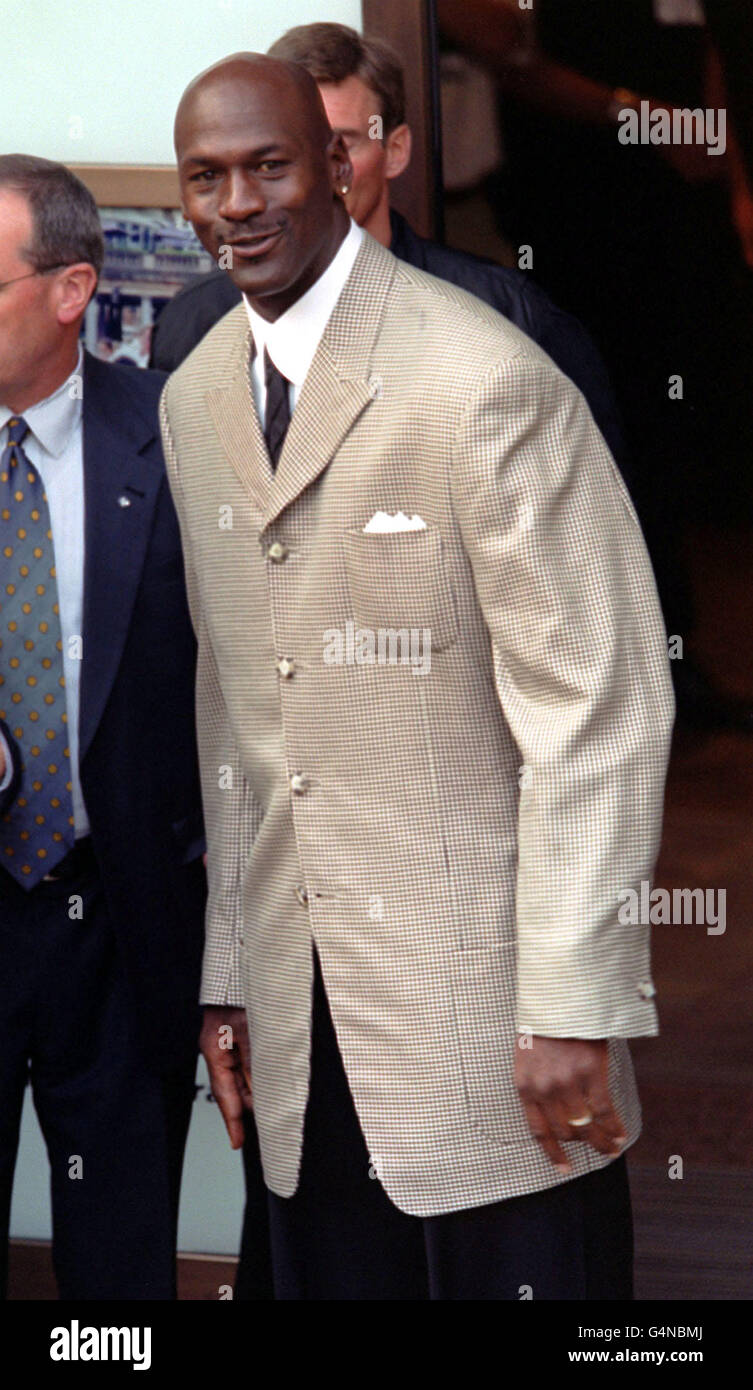 La estrella estadounidense del baloncesto Michael Jordan llega a la  apertura de NikeTown, la última tienda del fabricante de ropa deportiva en  Oxford Street, Londres. * 26/9/01: Re-publicado Fotografía de stock - Alamy