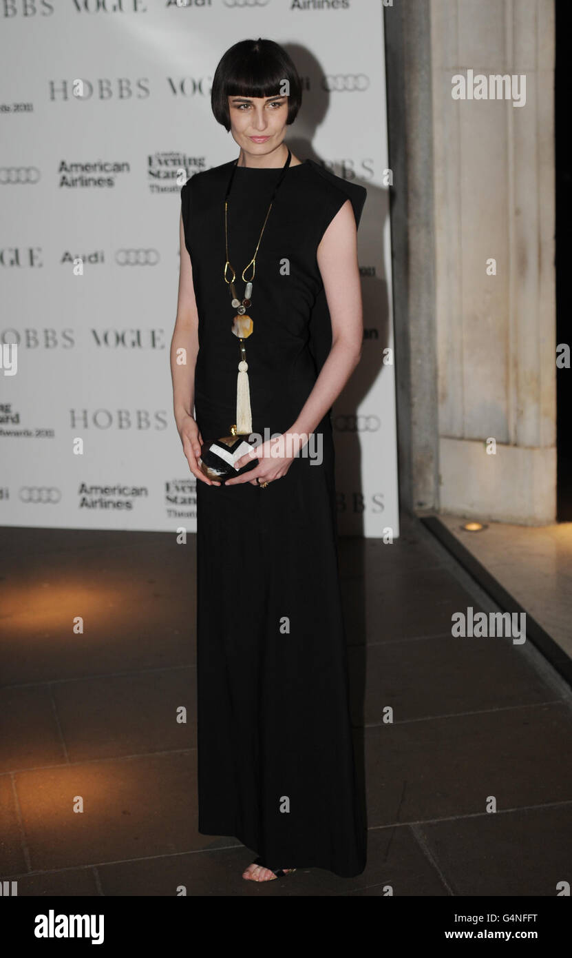 Premios de teatro estándar por la tarde - Londres. El modelo Erin O'Connor llega a los Premios de Teatro Estándar de la tarde en Londres. Foto de stock